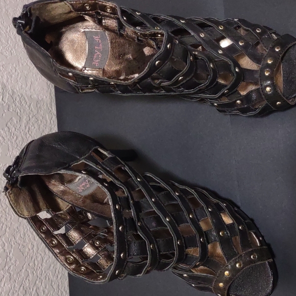 N.Y.L.A Black Leather Platform Heels 6.5 - Picture 2 of 4